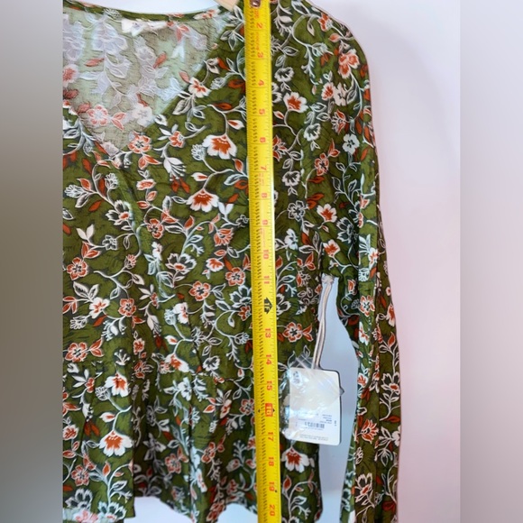 SALE-a.n.a Estie Floral Green V-Neck Blouse - Picture 5 of 11